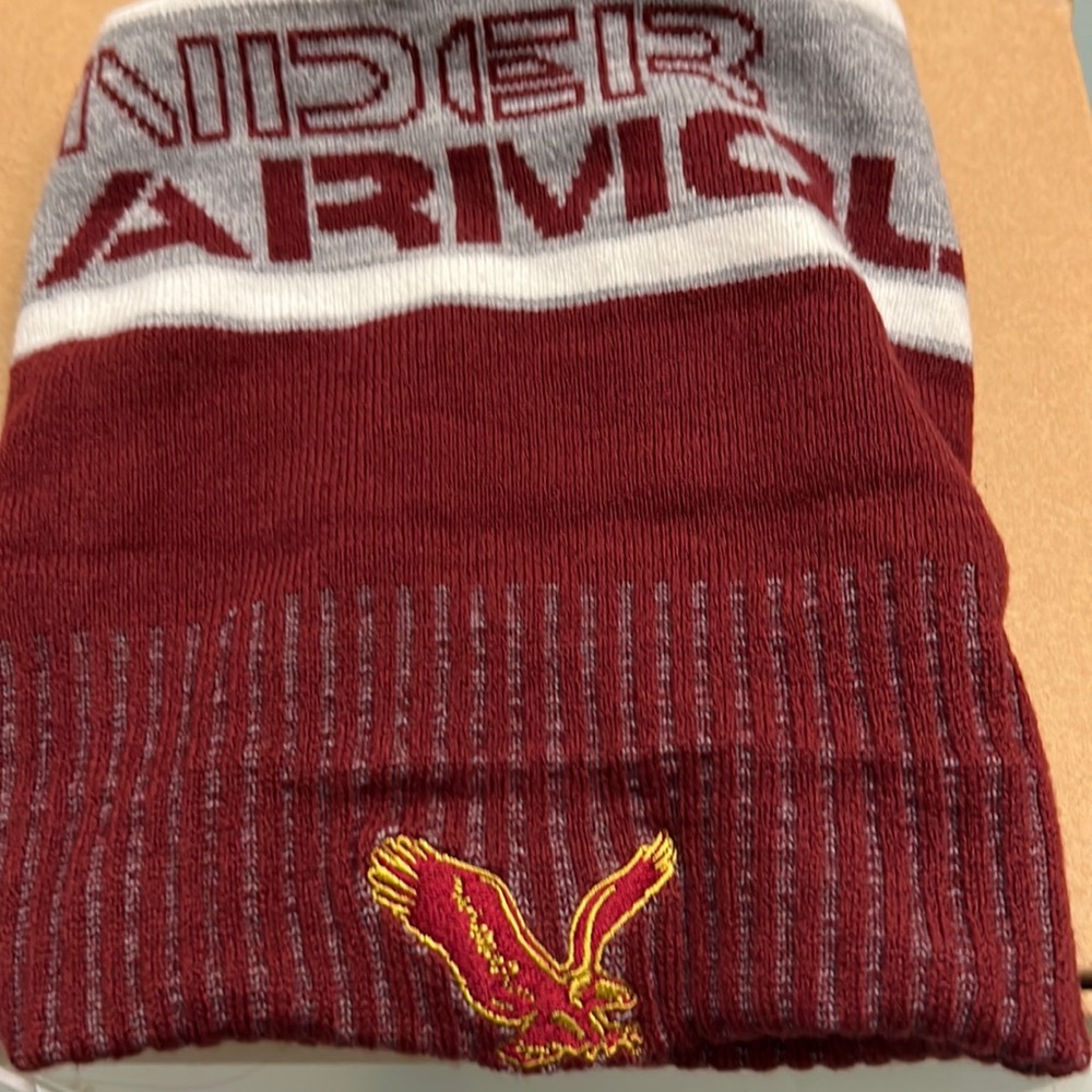New with tag Under Armour cold gear hat burgundy and gray